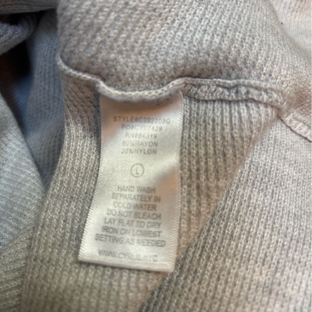 CYRUS Light Gray V-Neck Lightweight Sweater  Dolman Cap Sleeve Size Large - Picture 7 of 7
